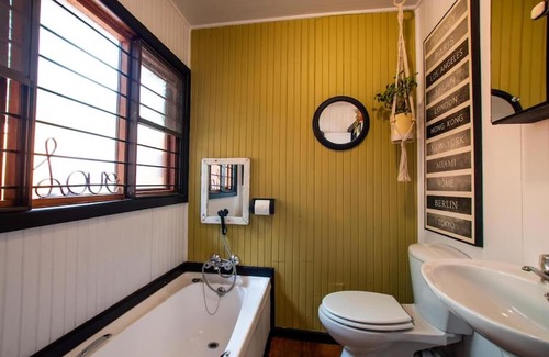 Sedgefield House | Cheerful 2 bedroom Cabin nestled in the trees