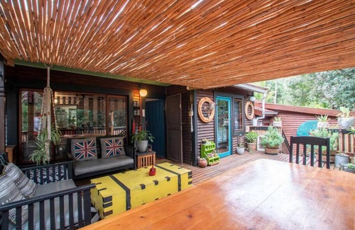Sedgefield House | Cheerful 2 bedroom Cabin nestled in the trees