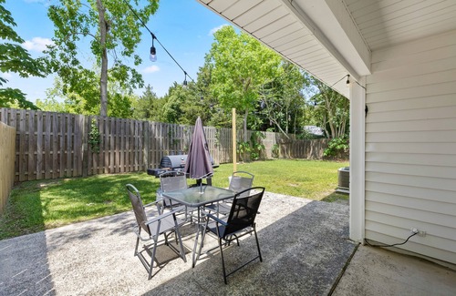 Fairhope House | Cheerful 2 Bedroom Cottage with KING BED + Fenced Yard