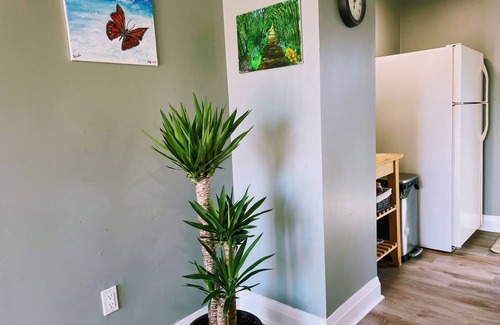 Midland Cottage | Cheerful 2-bedroom Cottage in Georgian Bay