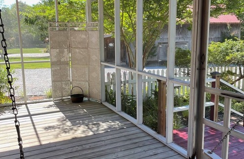 Edenton Cottage | Cheerful 2 Bedroom Cottage on the Inner Banks