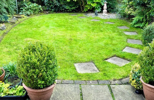 Liverpool House | Cheerful 2 Bedroom Home with Off-road parking