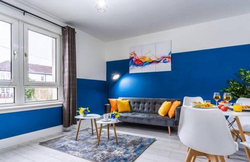 Glasgow Apartment | Cheerful 2 Bedroom Homely Apartment, Sleeps 4 Guest Comfy, 1x Double Bed, 2x Single Beds, Free Parking, Free WiFi, Suitable For Business, Leisure Guest, Contractors, QE Hospital, Glasgow, Near Airport & City Centre
