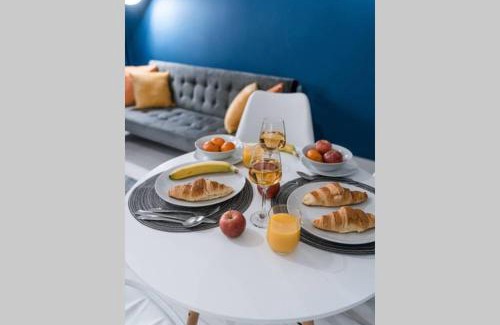 Glasgow Apartment | Cheerful 2 Bedroom Homely Apartment, Sleeps 4 Guest Comfy, 1x Double Bed, 2x Single Beds, Free Parking, Free WiFi, Suitable For Business, Leisure Guest, Contractors, QE Hospital, Glasgow, Near Airport & City Centre