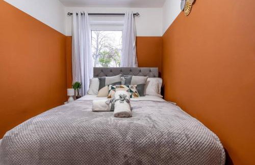 Glasgow Apartment | Cheerful 2 Bedroom Homely Apartment, Sleeps 4 Guest Comfy, 1x Double Bed, 2x Single Beds, Free Parking, Free WiFi, Suitable For Business, Leisure Guest, Contractors, QE Hospital, Glasgow, Near Airport & City Centre