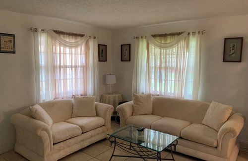 Miramar House | Cheerful 2-bedroom residential home
