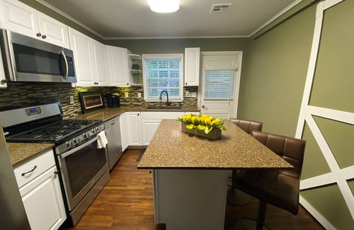 Tulsa House | Cheerful 2 bedroom Retreat near Gathering Place