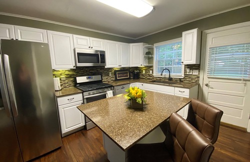 Tulsa House | Cheerful 2 bedroom Retreat near Gathering Place