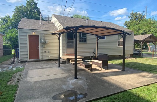 Tulsa House | Cheerful 2 bedroom Retreat near Gathering Place