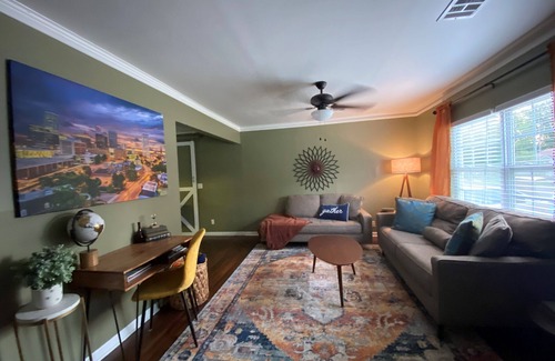 Tulsa House | Cheerful 2 bedroom Retreat near Gathering Place