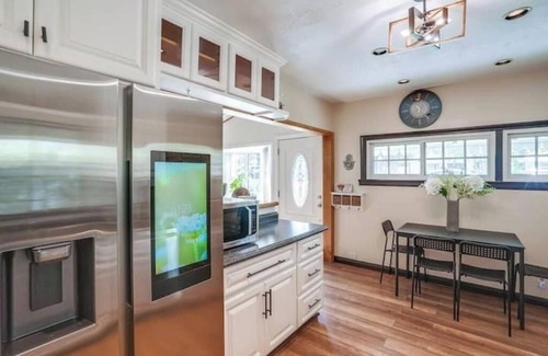 Woodland Hills House | Cheerful 2 bedroom home with free parking