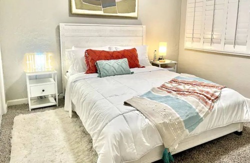 Fresno House | Cheerful 2B/1B Home in Prime Location-Free Parking
