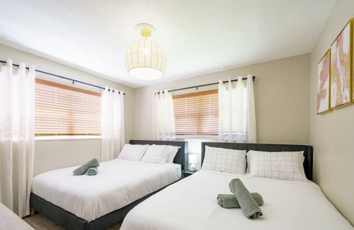 Sunset Villa | Cheerful 3-Bedroom Villa with Pool