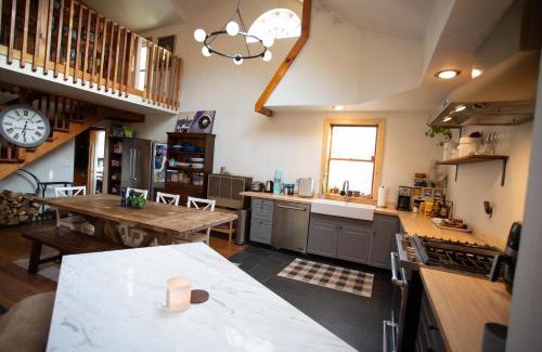 East Jewett House | Cheerful 3-bedroom cabin with mountain view