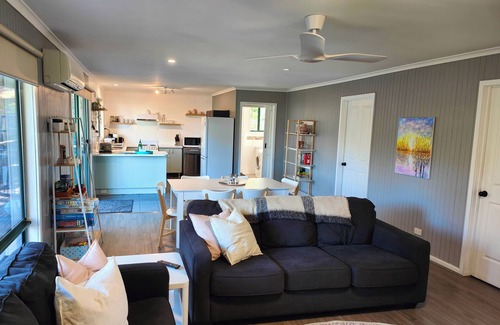 Loch Sport House | Cheerful 3 bedroom home close to beach and lake