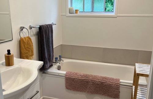 Stanmore Bay House | Cheerful 3 bedroom home in Stanmore Bay!