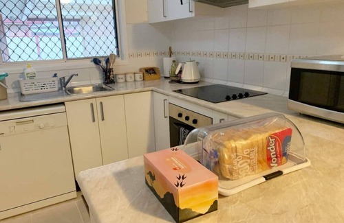 South Penrith House | Cheerful 3 bedroom house with free parking