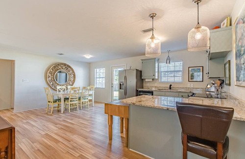 Fairhope Cottage | Cheerful 3-bedroom home with parking on premises