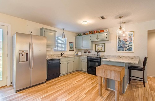 Fairhope Cottage | Cheerful 3-bedroom home with parking on premises