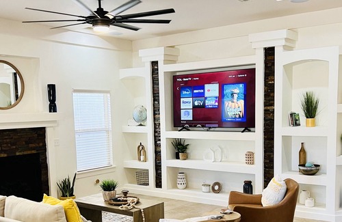 Biggs Field House | Cheerful 3-bedroom home with indoor fireplace.