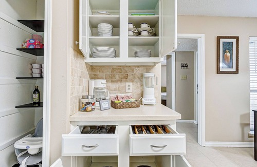 Northeast Houston House | Cheerful 3-bedroom home with indoor fireplace