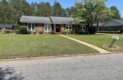 Albany House | Cheerful 3 Bedroom House in a Quiet Neighborhood