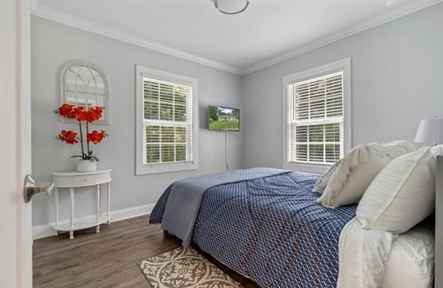 Charlotte House | Cheerful 3 bedroom-long term close to uptown
