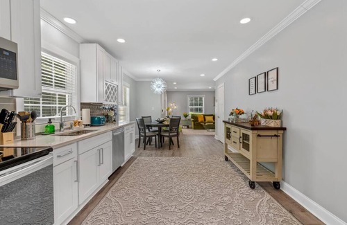 Charlotte House | Cheerful 3 bedroom-long term close to uptown