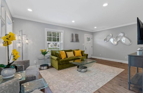 Charlotte House | Cheerful 3 bedroom-long term close to uptown