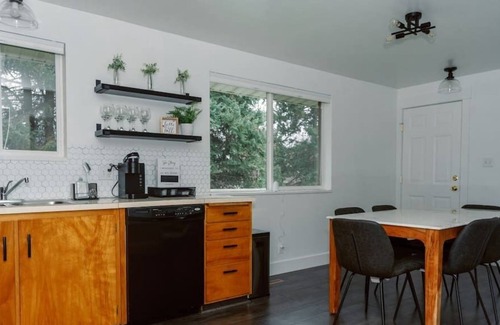 Logan Apartment | Cheerful 3 Bedroom near USU - Inspiring Memories