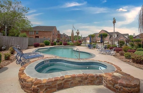 Friendswood House | cheerful 3 bedroom townhome