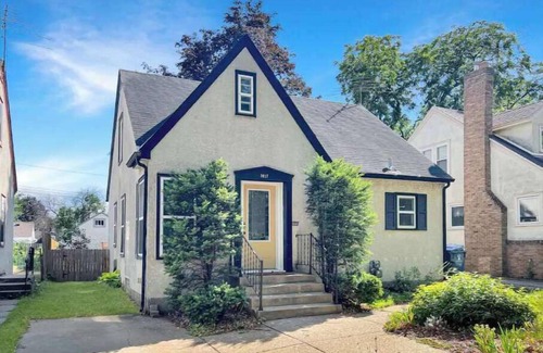 Wenonah House | Cheerful 3 bedroom with fenced yard and parking!