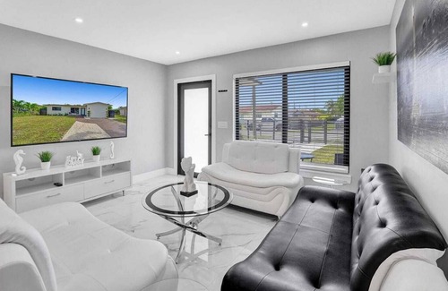 West Park House | Cheerful 3 bedroom vacation home with free parking.