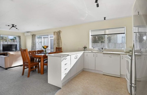 Birkdale House | Cheerful 3BR Home With Free WiFi & Netflix