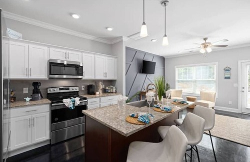 Clarksville Apartment | Cheerful 3bdrm with Beach Vibes, Slps 9, Spacious