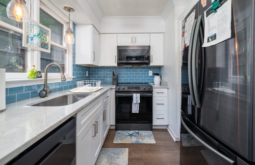 Tarpon Pond House | Cheerful 3BR/2BA Cottage on Golf Course! Amenity Cards! Pet Friendly!