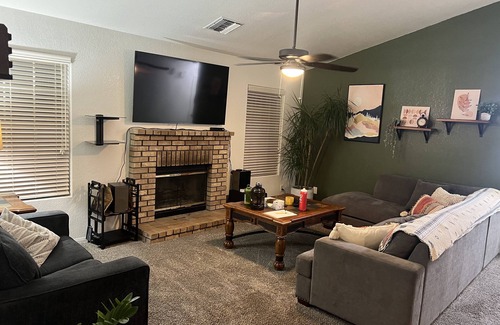 Quartz Hill House | Cheerful 3BR 2BA Sauna: Spa: Pool/P-Pong Table+ More