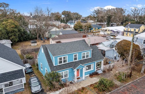 Wilmington Historic District House | Cheerful 4 Bed House w/Sunroom-Sleeps8-Firepit!