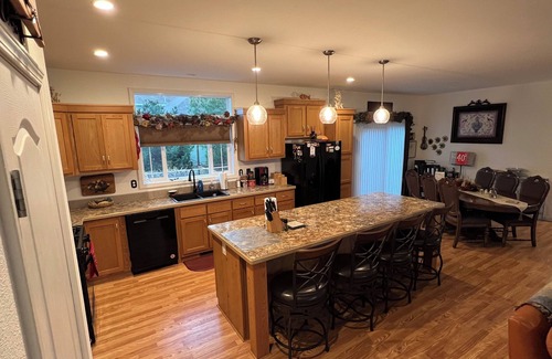 Cody House | Cheerful 4 bedroom home! Quiet and spacious!