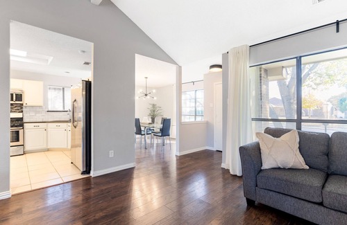 Buckner Terrace - Everglade Park House | Cheerful 4 bedroom home in a serene neighborhood