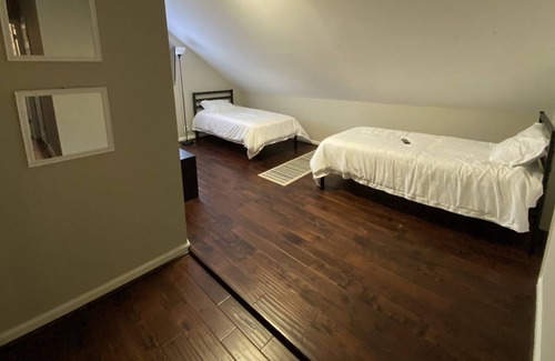 Pelham House | Cheerful 4-Bedroom Home with Master on 1st Level