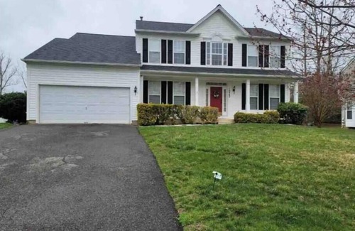 Waldorf House | Cheerful 4 bedroom home with fireplace.nn