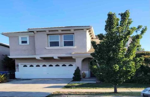 North Natomas House | Cheerful 4-bedroom residential home with Jacuzzi
