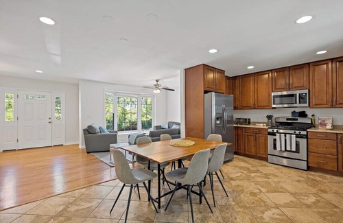 Lake Barcroft House | Cheerful | 4 bedroom | Luxury | Center | Sunny