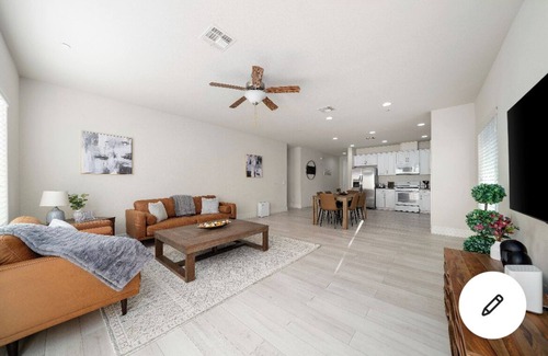 Elk Grove House | cheerful 4 bedroom with beautyfull back yard