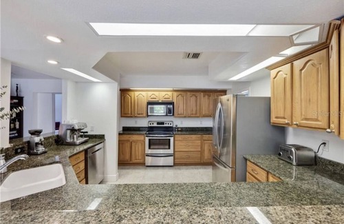 Fairvilla House | Cheerful 4-bedroom with large and lush backyard
