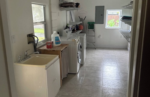 Fairvilla House | Cheerful 4-bedroom with large and lush backyard