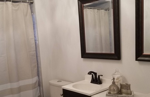 Ajax House | Cheerful 4 Bedrooms Backs Into a Ravine/ Conservation