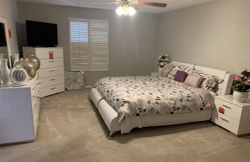 Orange Park House | CHEERFUL 4 bedrooms home, with Jacuzzi in master bathroom.