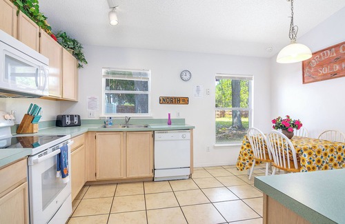 Clear Creek Villa | Cheerful 5/3 Pool House Close to Parks